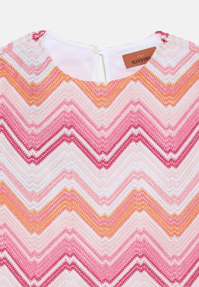 Rúžová a oranžová pletená blúzka so vzorom chevron, okrúhlym výstrihom, a zapínaním na gombík na chrbte, s označením Missoni. Textúrovaný, jemný materiál.