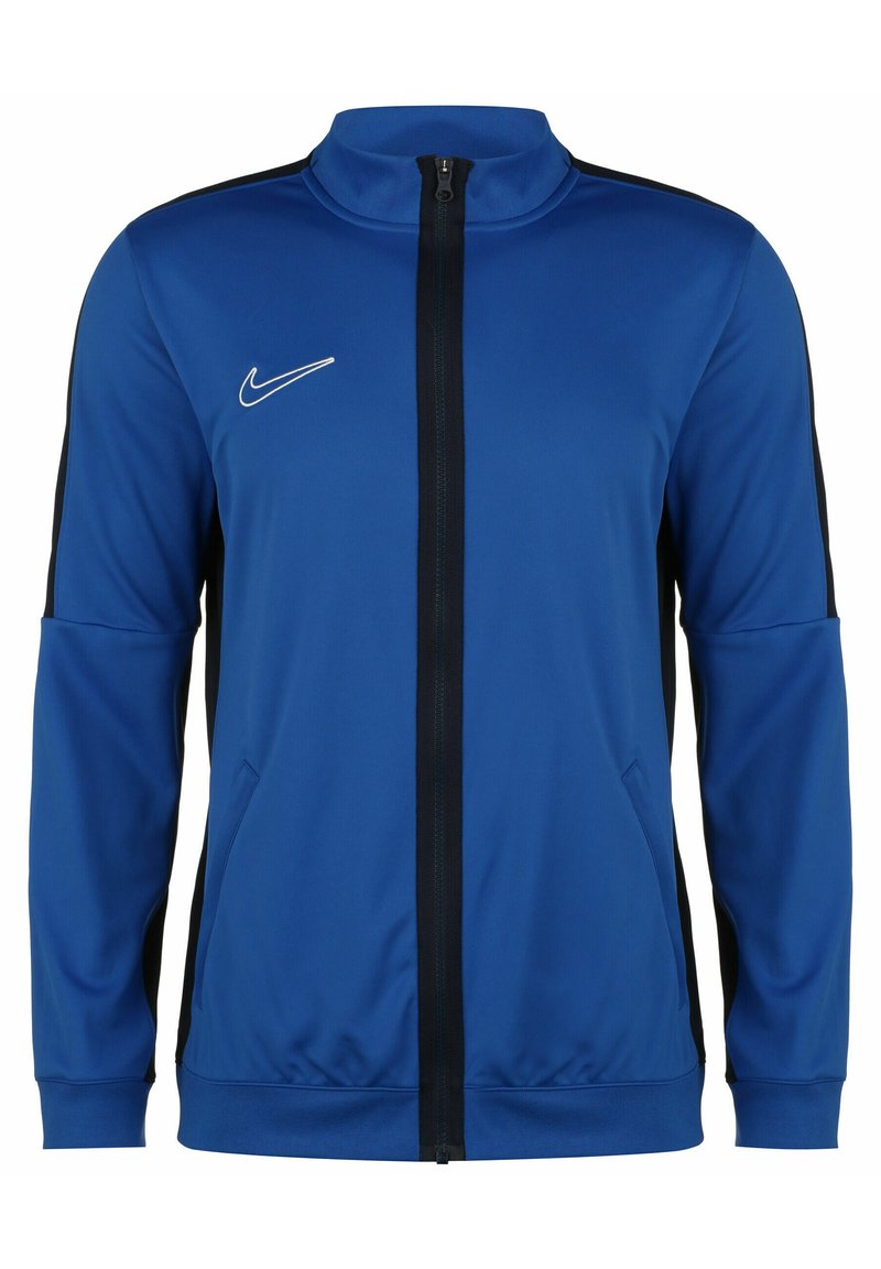 Blaues Nike Laufjacke mit hohem Kragen, Reißverschluss vorne, schwarzen Seitenpaneelen und praktischen Reißverschlusstaschen. Hergestellt aus glattem, leichtem Material.