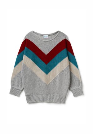 Suéter gris con un patrón de cheurón en rojo, verde azulado y beige. Puños y dobladillo acanalados, con cuello redondo y ajuste holgado.