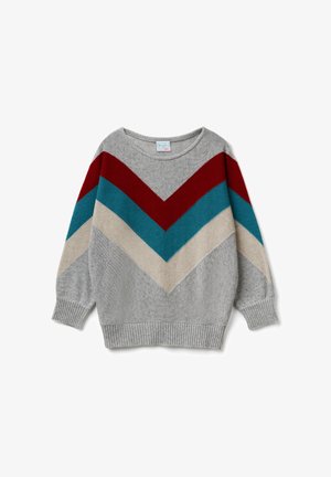 Suéter gris con un patrón de cheurón en rojo, verde azulado y beige. Puños y dobladillo acanalados, con cuello redondo y ajuste holgado.