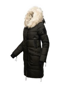 Juodas izoliuotas parka su dideliu dirbtinio kailio gobtuvu. Su užtrauktuku ir spaustukais užsegama, turi dvi priekinės kišenes, elastines rankoves ir vidutinio ilgio dizainą.