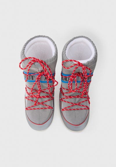 Szare wysokie buty sportowe z czerwonymi sznurówkami i niebieskim akcentem. Górna część z teksturowanej tkaniny, wyprofilowany kołnierz, gumowe podeszwy i wzmocniony czubek.