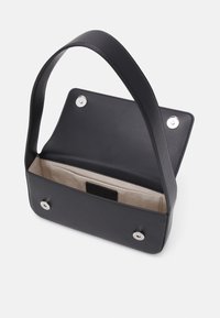 Zwarte leren handtas met een slank ontwerp, voorzien van één schouderband, zilverkleurige hardware en een beige interieur met een klein vakje.