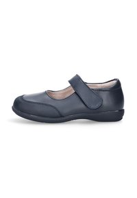 Zapato Mary Jane de cuero azul oscuro con puntera texturizada, cinta de Velcro y un acabado suave. Interior ligeramente acolchado para mayor comodidad.