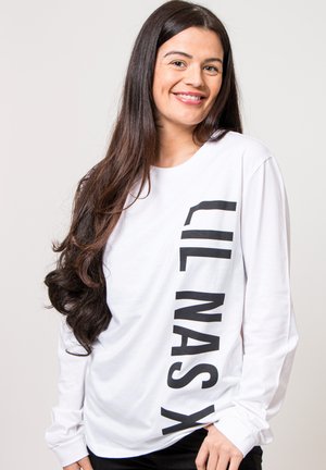 LIL NAS X VERTICAL TEXT - Print T-shirt - white