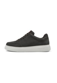 Graue Wildledersneaker mit einer weißen Gummisohle, versehen mit einem Schnürdesign und einem kleinen roten Akzent an der Zunge. Glatte Textur und minimalistische Details.