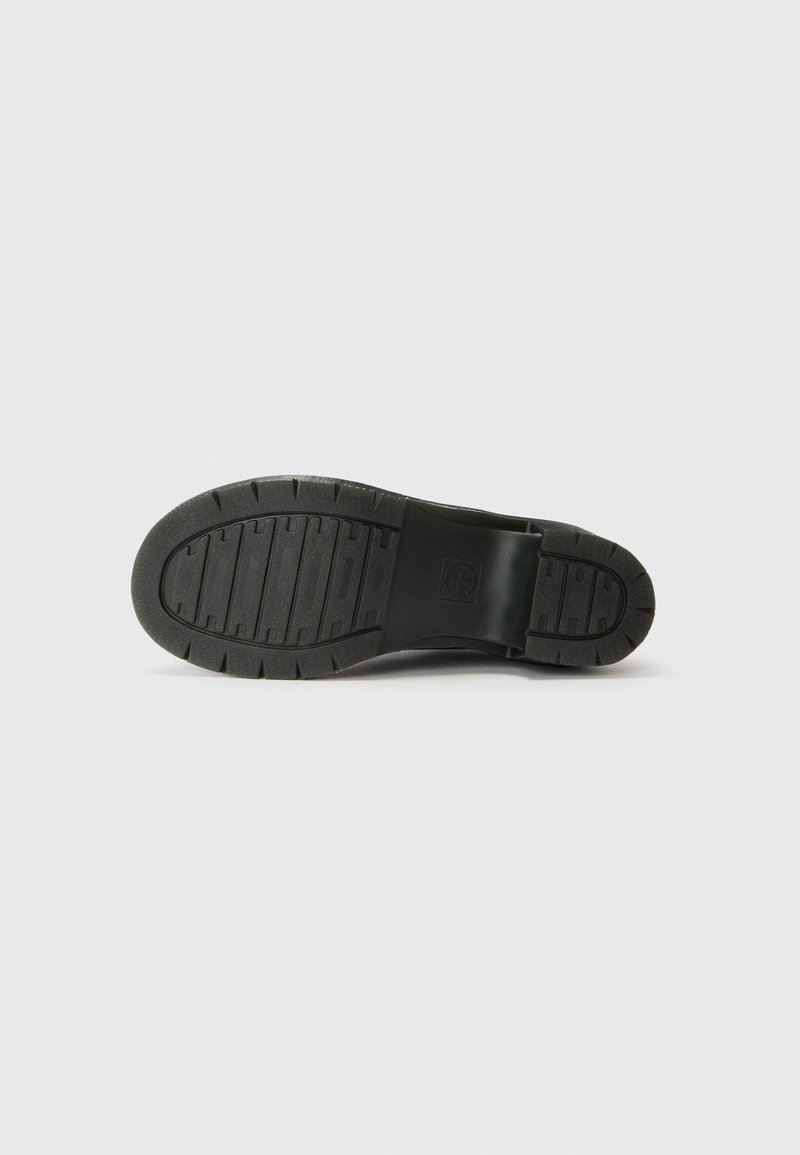 Semelle de chaussure en caoutchouc noir avec une surface texturée et ouest pour une adhérence, présentant un design plat et une forme lisse et arrondie.