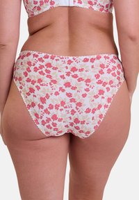 Baumwoll-Slip mit floralem Druck, der pink- und beigefarbene Blumen auf einem weißen Hintergrund zeigt, mit einer gewellten Kante und einem Design, das vollständige Abdeckung bietet.