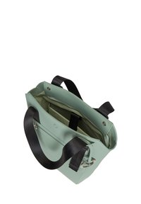 Ljusgrön, glansig handväska med svarta tygremmar, två inre fack och en zipficka. Har en detaljer i silverfärg.