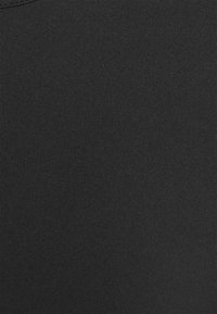 Tessuto nero a coste con una texture liscia, caratterizzato da un motivo continuo e una finitura opaca. Adatto per diverse applicazioni nell'abbigliamento.
