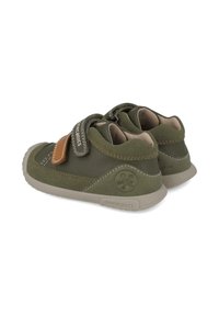 Chaussures pour enfants en cuir vert avec une sangle velcro, semelle en caoutchouc grise et accents beige. Design arrondi avec un col rembourré et un intérieur confortable.