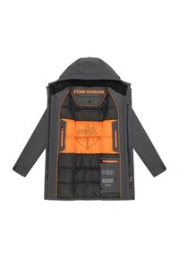 Pelēka āra jaka ar noņemamu kapuci, kurai ir oranža oderes krāsa, vairāki kabatas un izšūts logo dizains iekšpusē.