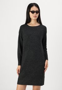Robe en tricot gris foncé avec un col rond, des manches longues et une coupe décontractée, offrant une texture douce et des poignets et un ourlet côtelés.