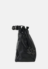 Sac à main en cuir noir avec une surface texturée, de forme ronde, accents en métal argenté et deux anneaux circulaires attachés sur le côté.