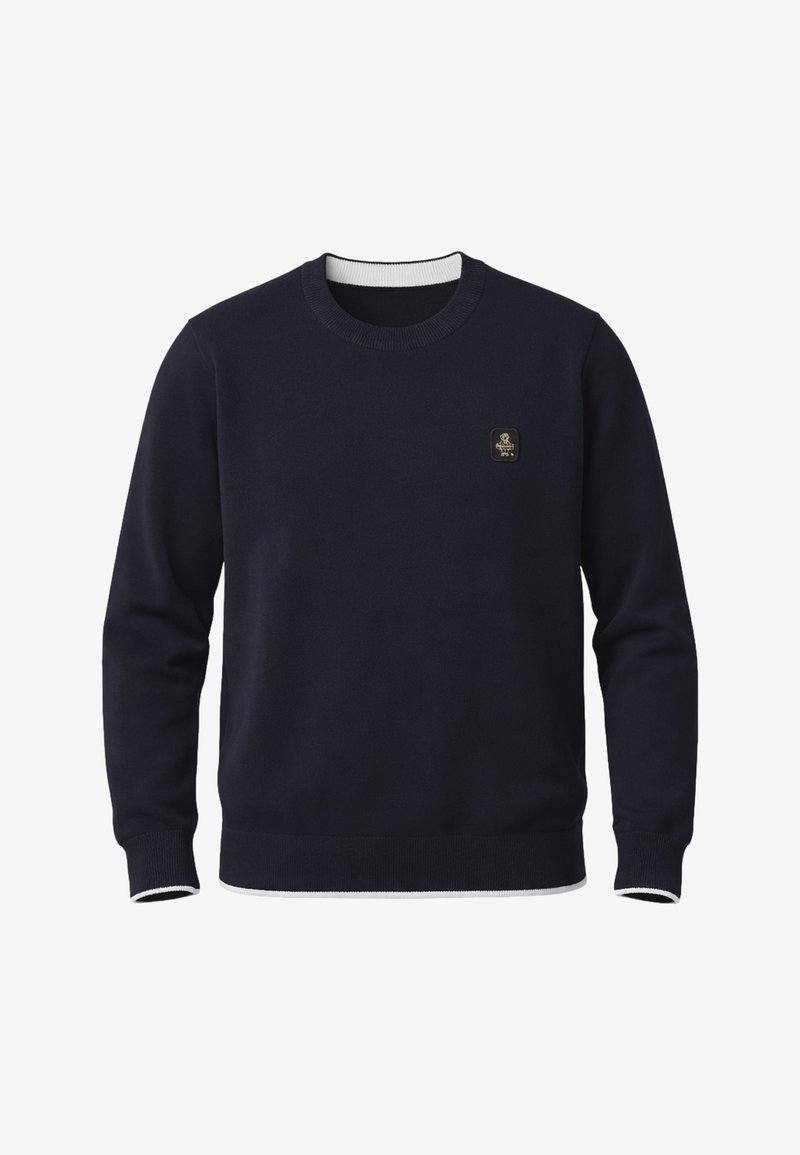 Maglione girocollo blu navy con polsini e orlo a coste, con una piccola toppa logo quadrata sul lato sinistro del petto.