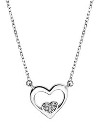 Silverhalsband i hjärtform med utskuret mönster. Inre hjärtat är prytt med små, klara stenar. Kedjestil.