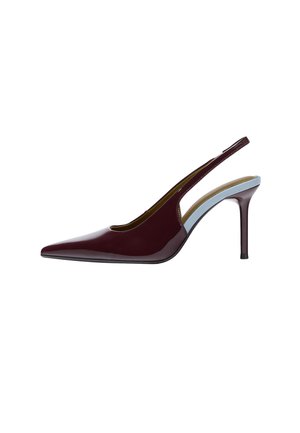 Bordowe lakierowane slingback na wysokim obcasie z wąskim szpiczastym noskiem i cienkim średniej wysokości obcasem szpilką na białym tle.