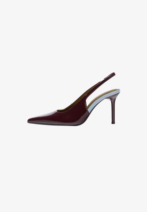 Bordowe lakierowane slingback na wysokim obcasie z wąskim szpiczastym noskiem i cienkim średniej wysokości obcasem szpilką na białym tle.
