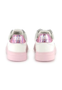 Bílé dětské tenisky s růžovou podrážkou, stříbrnými detaily a holografickým logem na patě. Hladký materiál, nízký střih.