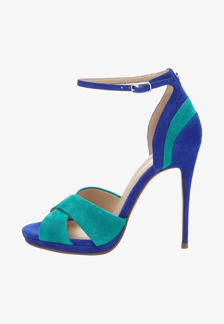 Sandale à talon haut en daim bleu et bleu-vert, avec bride à la cheville et bout ouvert, présentant des brides croisées à l'avant et un talon aiguille.