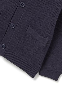 Marineblauer Cardigan mit gerippter Struktur, ausgestattet mit zwei dunklen Knöpfen und einer aufgesetzten Tasche auf der linken Seite.