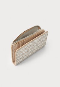 Portefeuille en cuir beige avec un extérieur texturé, un design à motifs et une fermeture zippée. L'intérieur comprend des emplacements pour cartes et une doublure lisse.