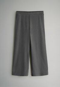 Graue Culotte-Hosen aus glattem Stoff, mit weit geschnittenem Bein und elastischem Bund für Komfort. Keine sichtbaren Muster oder Akzente.