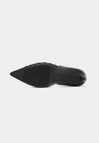Pantof de damă cu toc înalt, negru, ascuțit, cu un toc texturat și un design detaliat cu decupaje. Material neted cu un finisaj elegant și accente minimale.