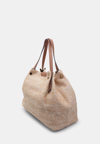 Vævet stråtaske med læderstropper. Rund form, beige farve, minimalistisk design med to øjets huller på toppen og en struktureret finish.
