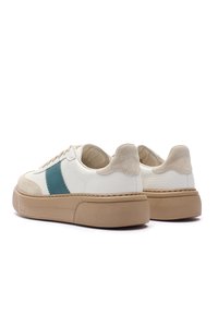 Białe skórzane trampki z turkusowym paskiem po bokach i beżowymi zamszowymi akcentami. Platforma z teksturowanej gumy. Wiązane na sznurówki.
