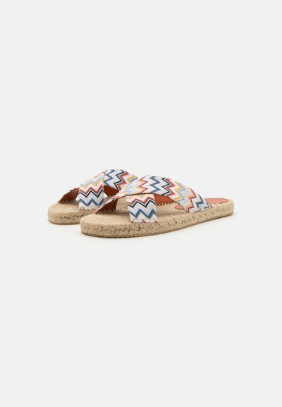 Sandales espadrilles avec des brides à motifs zigzag multicolores et des semelles en jute naturel. Bout fermé avec un design de talon découvert.