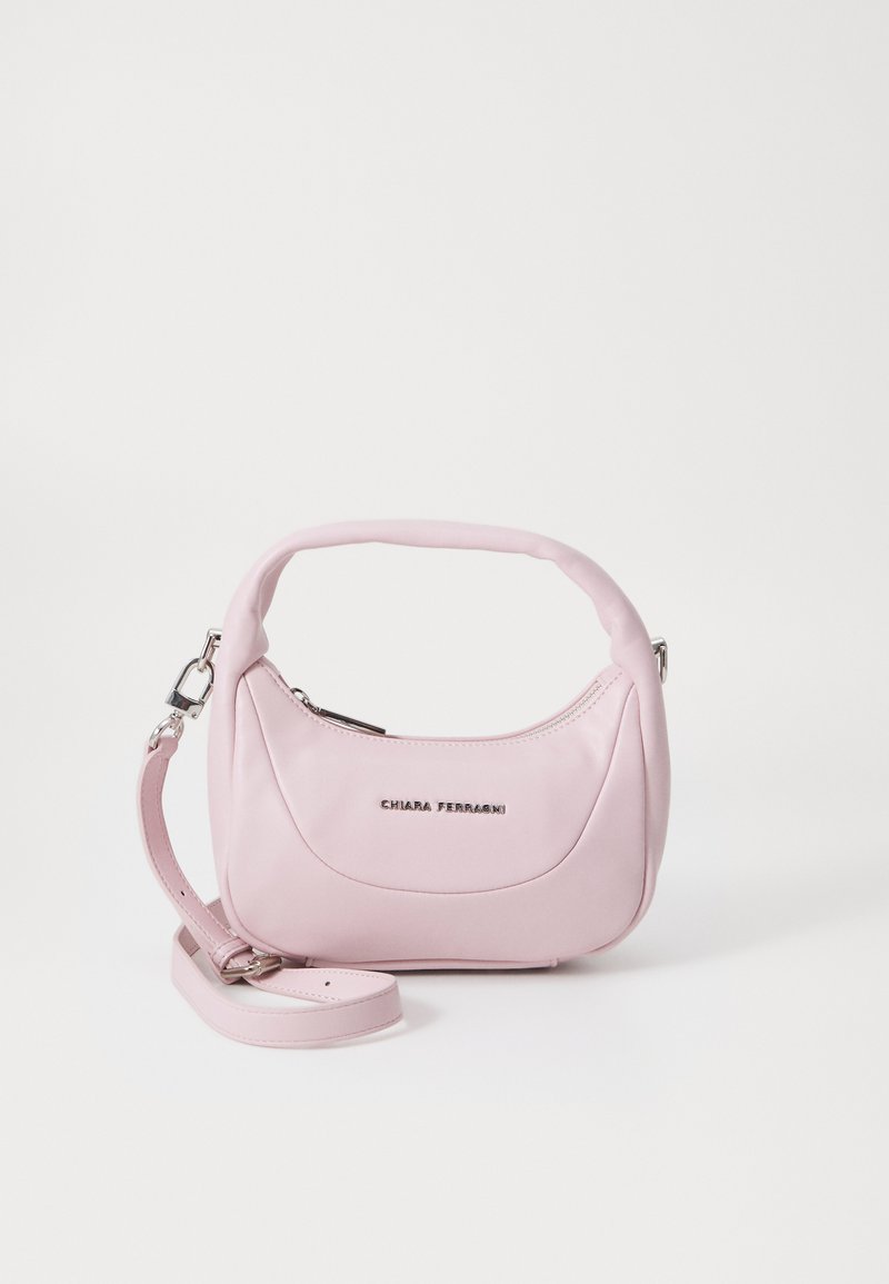 Rosa syntetisk håndveske med buet design, topphåndtak og justerbar stropp. Har sølvlogo og glatt tekstur. Glidelåsåpning.