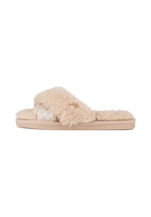 Beige fuzzy åben-tå tøfler med blød sål og et krydsstropdesign med en lille gylden dekorativ detalje.