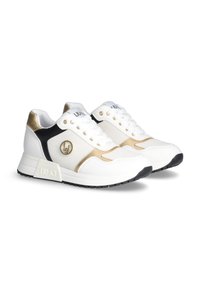 Sneaker bianche e nere con accenti dorati, superiore in mesh e sintetico, design con lacci, dettaglio del logo sul lato, suola testurizzata e punta rotonda.