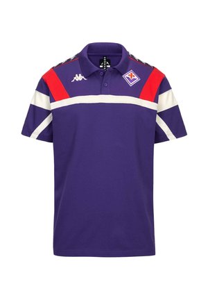 Polo viola con strisce diagonali bianche e rosse sulle spalle, una striscia orizzontale bianca sul petto e loghi sportivi ricamati.