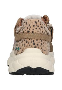 Sneaker marrone maculato con parte superiore testurizzata, dettagli in suede e suola in gomma ammortizzata. Presenta un cinturino per una facile allacciatura al tallone.