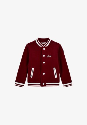 Giacca varsity borgogna con colletto, polsini e orlo a righe bianche. Presenta chiusura con bottoni e due tasche frontali. Logo "Guess" ricamato sul petto.