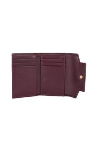 Portafoglio in pelle borgogna con scomparti per più carte, dotato di chiusura a scatto e texture liscia. L'interno presenta una disposizione pratica per l'organizzazione.