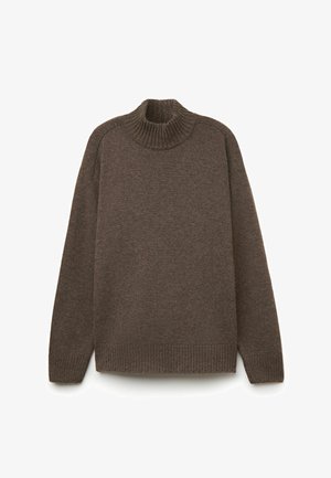 Brun polotröja i mjukt, texturerat stickat material. Har en ribbad krage, muddar och nederkant, med en avslappnad passform och långa ärmar.