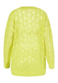 Pulover galben din tricot cu un design lejer, cu model plasat, având un decolteu rotund și manșete și tiv ribelate.