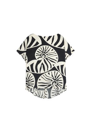 Koszulka z krótkim rękawem w kolorze czarnym i kremowym z wzorem muszli spiralnej, okrągłym dekoltem i asymetrycznym dołem. Gładki, lekki materiał.