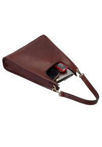 Bruine leren handtas met een slanke vorm, voorzien van een zijvak waarin een smartphone en autosleutel zichtbaar zijn. Inclusief een schouderband en gouden hardware.