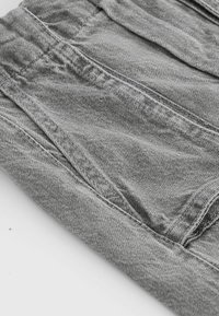 Grijze denim shorts met een gestructureerde afwerking, zichtbare stiksels en een relaxte pasvorm met zijzakken.