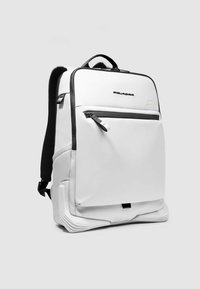 Witte rugzak met een strak ontwerp, gemaakt van duurzaam materiaal, met een voorvak met rits, textuuraccenten en verstelbare banden.