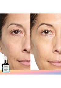 Flacon d'huile de nuit LUNA Sleeping en noir et bleu présenté sur un fond dégradé. La peau apparaissant avant et après application semble plus lisse.