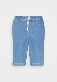 Shorts de mezclilla azul claros con cintura elástica, cierre con cordón y puños doblados. Cuenta con un diseño clásico de cinco bolsillos.