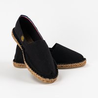 Espadrilles noires en toile avec une semelle en corde de jute, présentant une finition texturée et une accentuation contrastée en rouge et bleu à l'intérieur.
