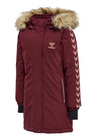 Vinrød vinterparka med hætte i imiteret pels, sidelommer, elastiske manchetter og vinkelformede mønsterdetaljer på ærmerne. Vandtæt yderside.