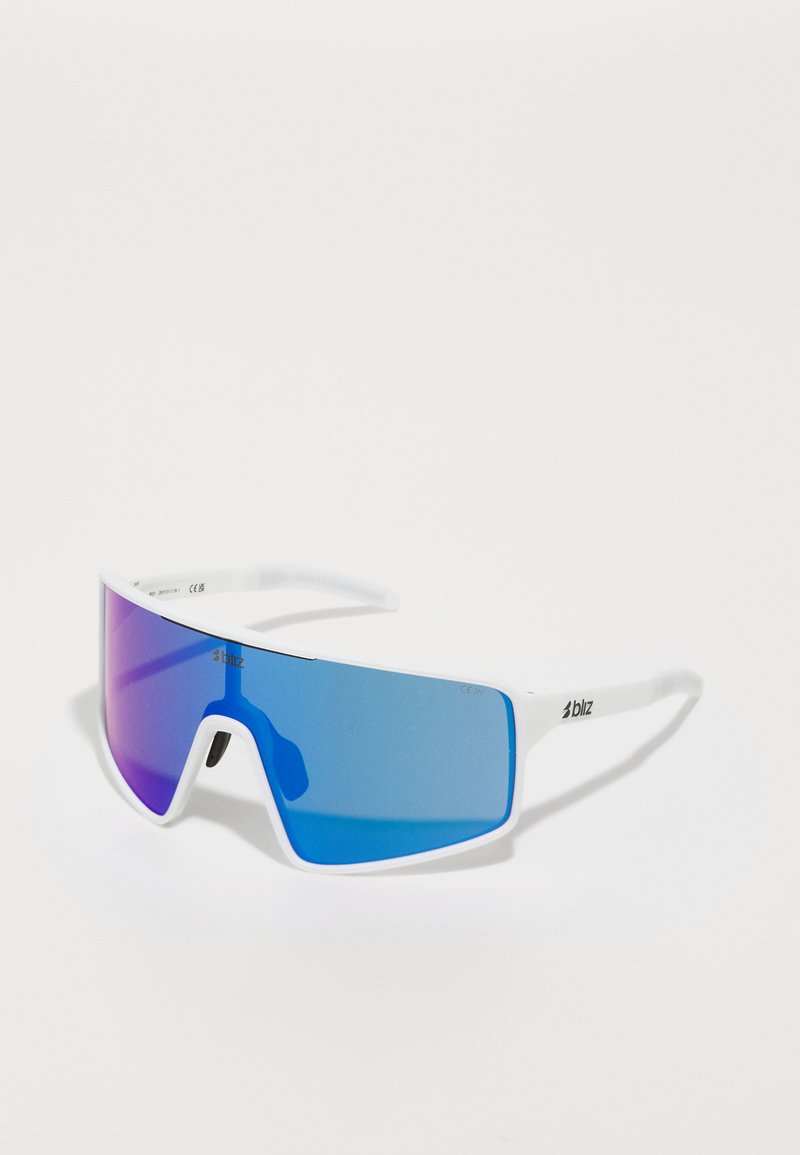 Weiße Wraparound-Sonnenbrille mit großem, blau-lila Farbverlauf-Glas. Verfügt über ein robustes Gestell mit Branding an der Seite. Schlankes und kantiges Design.