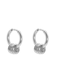 Orecchini a cerchio argentati con un design voluminoso composto da tre anelli intrecciati. Texture liscia con una finitura lucida, forma circolare.